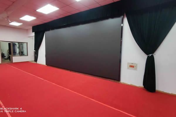 舞臺(tái)大屏有哪些，選擇LED顯示屏好還是拼接屏好？