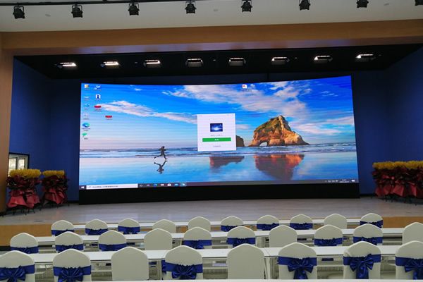 室內(nèi)舞臺大屏使用LED顯示屏好，還是液晶拼接屏好？