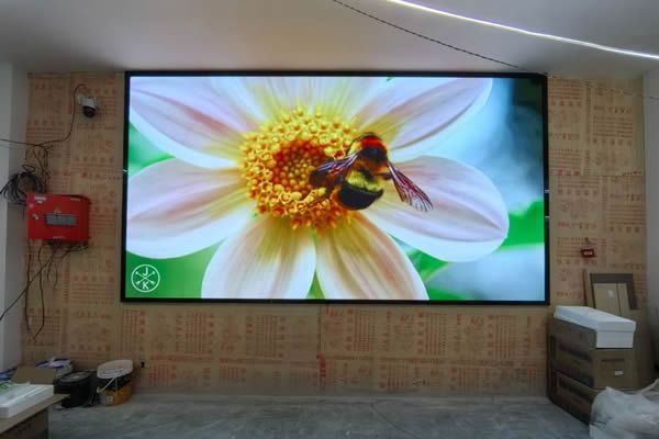 展廳使用投影機(jī)好還是LED顯示屏好，這兩種顯示大屏有什么區(qū)別