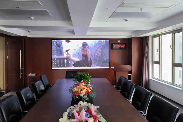 學(xué)校會(huì)議室大屏使用投影機(jī)好，還是LED顯示屏好？